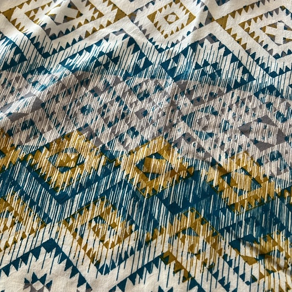 Kirra Brand boxy Aztec pattern flowy tank top size small - Picture 9 of 9